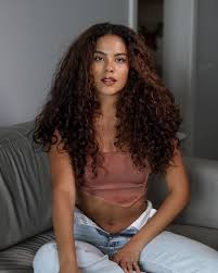 Bella Campos vive universitária bolsista em próxima novela: Ela vai sofrer  bullying