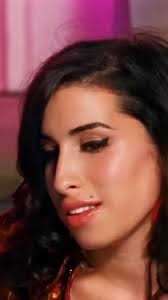 La noche del 10 de Febrero del año 2008 entró al Récord Guinness por ser la  primera artista británica en ganar "5 Premios GRAMMY", por Grabación del  año, Canción del año, Mejor