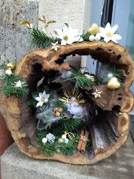 Haustur Deko Baumstamm Innen Teilweise Hohl Mit Tannenzweige Und Deko Dekoriert Baumstamm Holzgitter Holzbearbeitungs Projekte