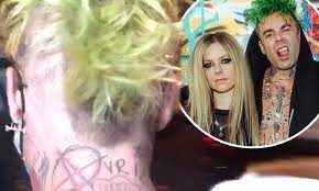 Avril lavigne was seen passionately kissing her boyfriend mod sun as they frolicked on the beach in los angeles this week. Mod Sun Shows Off A Tattoo Of Rumored New Girlfriend Avril Lavigne S Name On The Back Of His Neck Daily Mail Online