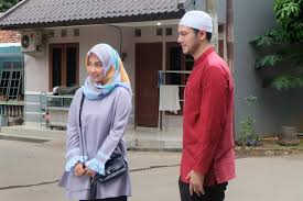 Sebelumnya, dia hanya model iklan dan figuran di beberapa film dan ftv, tapi namanya langsung melejit ketika dia bermain sebagai baby di sinetron kepompong. Facebook