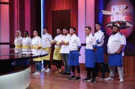 In editia 37 din sezonul 9 al emisiunii chefi la cutite, sorin bontea, florin dumitrescu si catalin scarlatescu au degustat farfuriile pregatite de concurenti in al optulea. Chef CÄƒtÄƒlin ScÄƒrlÄƒtescu A Pierdut Primul Concurent Din Echipa GalbenÄƒ AsearÄƒ La Chefi La CuÈ›ite Radar De Media