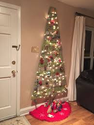 Flat Christmas Tree Made From Pallets Great Space Saver For Small Homes Small Space Christmas Tree Creative Christmas Trees Wall Christmas Tree