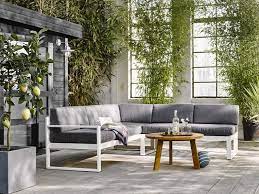 karwei met een heerlijke loungebank en leuke accessoires maak je van je tuin echt je eigen plek karwei tuin loungebank ac tuin meubel ideeen tuin ideeen