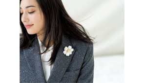 ジャケット ブローチ 位置