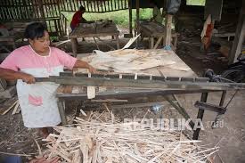 Perempuan kelahiran surabaya, 31 maret 1990 itu dipercaya untuk menangani keuangan perusahaan berkaitan dengan pembayaran kepada mitra kerja pt gaya remaja industri. Pertumbuhan Industri Pengolahan Kayu Nasional Republika Online
