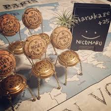 ちょっと前に作ったシャンパンコルクのイス 我が家の分と お友達用に作成 カフェ看板はセリアで購入したブラックミニサインボードです エアープランツをワイヤーでぶら下げてます チョークで屋号と名前を書いてみました wine cork art wine cork crafts