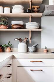 combineer wit met natuurlijke materialen zoals hout in je keuken bekijk hier de hele binnenkijker van cynthia en keuken inspiratie keuken idee keukendecoratie
