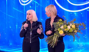 Raffaella introduces, entertains, interviews, dances, sings and, of course, she's an. Raffaella Carra Ad Amici 2019 Serale Video Witty Tv Mediaset 11 Maggio