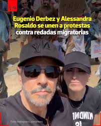 🇲🇽✊ A las protestas en contra de las redadas migratorias, el actor y  comediante Eugenio Derbez junto a su esposa, la actriz Alessandra Rosaldo,  acudieron a las manifestaciones. 🇲🇽🗣 A través de