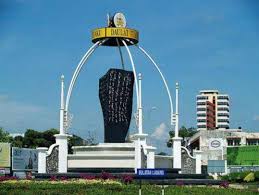 Menurut ketua jabatan siasatan jenayah selangor, datuk fadzil ahmat, tangkapan dibuat di perkarangan sebuah kondominium di dutamas, ibu negara. Rela Terengganu On Twitter Antara Mercu Tanda Bandaraya Kuala Terengganu Bandaraya Warisan Pesisir Air Http T Co Guu5lusu