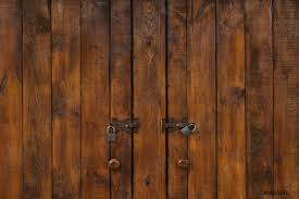 Lits en bois massif de fabrication française et européenne. Puissantes Portes En Bois Avec Cadenas Texture Bois Fonc Stock Photo Crushpixel