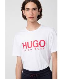 Como empresa líder en el sector de la estampación de camisetas y textiles, te ofrecemos una . Playera Hugo Con Logo De Punto Sencillo De Algodon En Liverpool