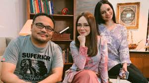 Tidak hanya bersandarkan kontroversi, izara aishah sebenarnya boleh disifatkan sebagai pelakon wanita yang mempunyai bakat besar. Novel Ombak Rindu Bakal Diadaptasi Ke Drama Untuk Siaran Iflix