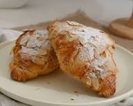 Croissant hạnh nhân