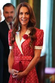 Kate Middleton zeigt: Ein rotes Kleid mit weißen Pünktchen ist die schönste Wahl im Sommer 2026
