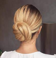 Beachy or corporate, this hairstyle is beautiful. 20 Sophisticated And Easy Professional Hairstyles For Women Professional Hairstyles For Women Easy Professional Hairstyles Professional Hairstyles