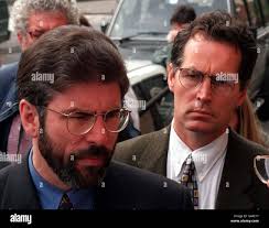 Seite an Seite, Sinn Fein Präsident Gerry Adams (links) mit Gerry Kelly,  der wegen des Bombenanschlags auf den Old Bailey zu lebenslanger Haft  verurteilt wurde und in der New Lodge Gegend von
