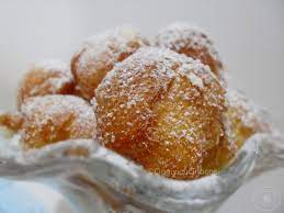 Bignole deriva da bignè, e questi tortelli, profumati e fragranti sono ottimi se farciti da crema pasticcera o crema alla nocciola. Oggi Vi Cucino Cosi Bignole Di Carnevale Con Crema Al Limoncello