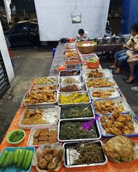 Nasi geprek campur @10000 (nasi uduk+tempe goreng+ daging sapi+paru goreng+ lalapan+ sambal. Nasi Uduk Bu Sum Tempatnya Pecinta Kuliner Malam Di Mangga Dua Gotravelly