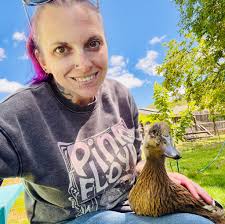 What can I do to help a 3-week-old duckling having seizures?