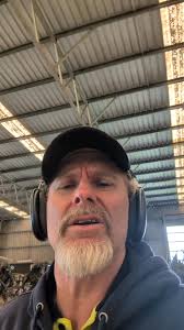 I'm a Sydney based wannabe singer that wants to jam with live instruments &  improve my game as well as be told "to give up" & "stick to yokee"!🤣😭,  But seriously, hate & compliments are appreciated, ...