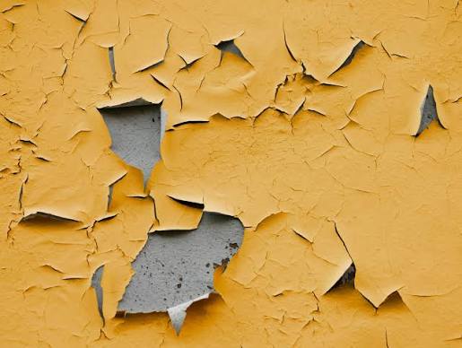 Mur avec peinture mal appliquée — coulures et défauts à éviter lors de travaux de peinture