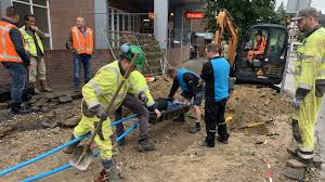 Straten stonden blank en ook het spoor raakte overstroomd. Zuid Limburg Neemt De Schade Op Na Noodweer 200 Emmers Water Uit Tuin Geschept Nos