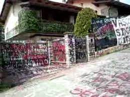 La strada presenta da ogni parte le scritte dei suoi fan e non di rado alcuni di essi dormono anche fuori dai suoi cancelli con la speranza di incontrare il loro idolo. Casa Di Vasco Rossi Zocca Youtube