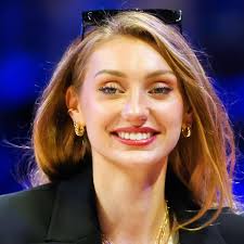 PHOTOS: Social Media Is Going Wild Over Flasher Who Was Caught On Camera  Photobombing The Edmonton Oilers' Conference Champions Pic Full story via  🔗 in comments. 👇