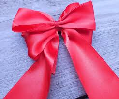 Geschenkschleife Einfach Binden Anleitung Auf Geschenke De Geschenkschleife Schleife Binden Geschenk Schleifen Binden Anleitung