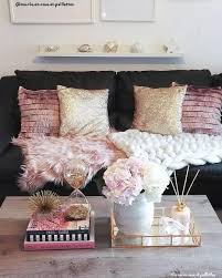 Girly Chic Verspielt Gold Akzente Und Viel Zartes Rose Diese Deko Accessoires Sorgen Fur Eleganz In Deinem Zuhaus Wohnzimmer Dekor Haus Deko Wohnzimmer Sofa