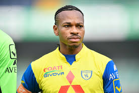 Collezione dei migliori cori da stadio dei tifosi e degli ultras. Racist Attack On Joel Obi Italian Clubs Chievo Verona And Pisa Disagree Futballnews Com