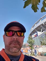 MONDAY NIGHT FOOTBALL, SNOOTY FOX and cash! Happy Hour from 4pm to 7pm. 10%  off