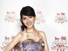 情人節計畫？陳匡怡（匡匡）拍雜誌白梓軒跟朋友打球Coach 2012春夏包款配件預覽| 流行速遞-VOGUE時尚網| Vogue Taiwan