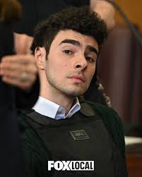 🔗: bit.ly/3QtbFHf Luigi Mangione, shackled and donning a bulletproof vest,  appeared in New York State court for the case involving the killing of  UnitedHealthcare CEO Brian Thompson. The lawyer for the 26-year-old