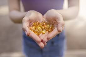 Algumas Capsulas De Vitamina D Encontram Se Na Mao Do Homem Foto De Stock Imagem De Recuo Exterior 184041642