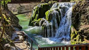 Peisajul ieşit din comun este creat de un izvor subteran. Cascada Bigar Judetul Caras Severin 2021 Paralela 45