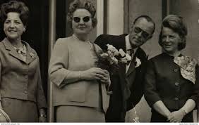 Prins bernhard vroeg vaticaan om hulp. Soestdijk H M Koningin Juliana En Z K H Prins Bernhard En Prinsessen Margriet En Irene Tijdens Defile Op Paleis Soestdijk 30 4 63