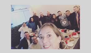 cuéntame sin nos escuchas, que historias tienes con nosotros? Todos estos  somos locutores, amamos lo que hacemos.