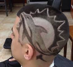 Estos cortes de pelo para niños pueden incluir diferentes dibujos afeitados en las sienes, pasos inusuales de mechones, en resumen, cualquier cosa el corte de pelo con un flequillo corto y sienes recortados se ve impresionante. Disenos De Corte De Cabello