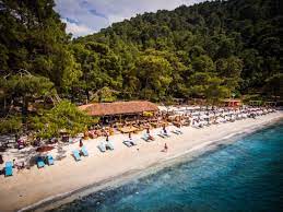 @mahmutorhan fethiye'de ilk kez help beach'e geliyor🏖 help beach and yacht club ve @fethiyeopenair işbirliğiyle 10 temmuzda düzenlenecek dev açık hava konseri etkinliğinde ayrıca @1sezeruysal @erkankaracik @lunar_plane sahne alacaklar 🎧 biletler ve detaylar için @bugececo link bioda ! Hopetaft Help Beach Club Fethiye Turkey