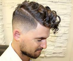 También puedes llevar el degradado de tu pelo a tu barba. 1001 Ideas De Cortes De Pelo Rizado Hombre En Bonitas Imagines