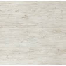 La finitura matt delle superfici in gres porcellanato effetto legno esalta la brillante luminosità di rivestimenti ceramici in abbinamento, diventando la soluzione ideale per ambienti residenziali e commerciali in cui è richiesta facilità di pulizia e manutenzione. Dom Ceramiche Gres Porcellanato Effetto Legno Naturale Chiaro 25x150 Cm White Logwood Dom Ceramiche