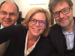 Politikerund glööckler bei der feier. Julia Klockner Es Geht Voran Sondierung Jamaika Facebook