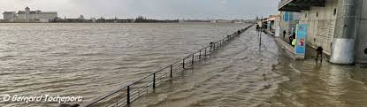 Son estuaire est la gironde. La Garonne A Bordeaux Le Fleuve Des Pyrenees A L Estuaire De La Gironde Www 33 Bordeaux Com
