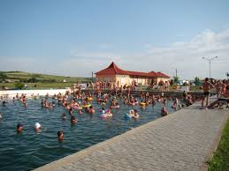 Muzeul satului din baia mare, judetul maramures, transilvania, romania, este realizat ca un sat in aer liber, in care au fost construite sau aduse casele si gospodariile din subzone ale maramuresului. AtracÈ›ii È™i Obiective Turistice Satu Mare