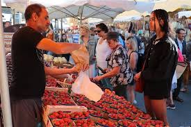Stazione meteorologica a norma meteonetwork. Marche Provencal Et Restaurant Etoile Pour La Famille Obama A Avignon Sacha Et Malia Entourent Barack Pour Celebrer La Fete Des Peres Americaine Video Rtl People