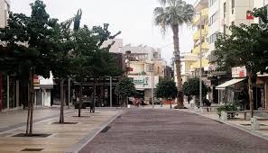 Το ηράκλειο έχει σπουδαία ιστορία και, παρόλο που η φυσιογνωμία του έχει αλλοιωθεί τρομακτικά από τις εγκληματικές παρεμβάσεις του παρελθόντος, υπάρχουν μέρη που θυμίζουν κάτι από το πανέμορφο μεγάλο κάστρο της. Se Ka8estws Lockdown Mpainei To Hrakleio Flashnews Gr