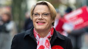 Emmy award winners, eddie izzard and 1962 births. Dress To Kill Comedian Eddie Izzard Formally Proclaims Use Of She And Her Pronouns Ctv News